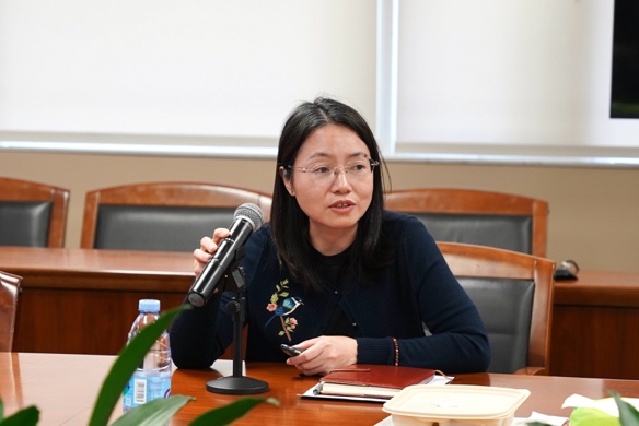 桌子前坐着穿蓝色衣服的女人 AI 生成的内容可能不正确。 桌子前坐着穿蓝色衣服的女人 AI 生成的内容可能不正确。